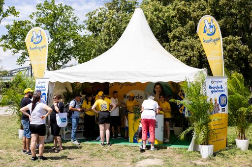 Vorschau Bild von Die Besucherinnen und Besucher des RecylceMich-
Infostands am Wiener Donauinselfest 2024 erhalten wertvolle Tipps
rund um das richtige Recycling in der Gelben Tonne und dem Gelben
Sack.