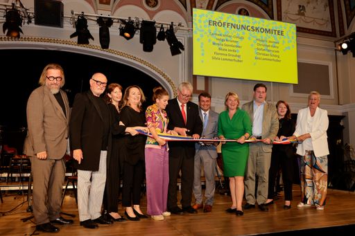  Der Moment der feierlichen Eröffnung 2024: Die
Bänder in den Landesfarben von Niederösterreich und Frankreich
werden vom Geschäftsträger a.i. an der Französischen Botschaft in
Österreich Frédéric Joureau und dem Abgeordneten zum
Niederösterreichischen Landtag Christoph Kainz – in Vertretung von
Landeshauptfrau Johanna Mikl-Leitner – durchschnitten.