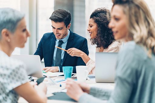  Frauen und Männer im Büro