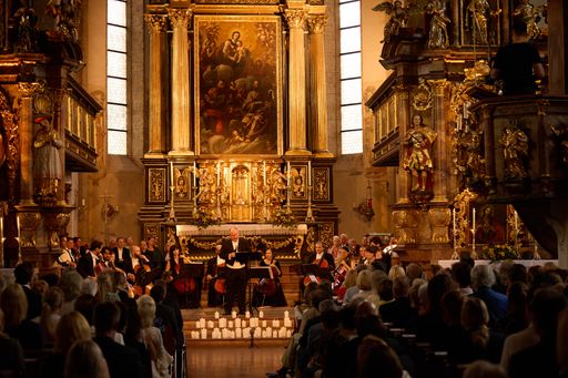 Vorschau Bild von Zuschauer und Kevin Conners mit Cellifamily während
des Benefizkonzerts KlangBlickMomente