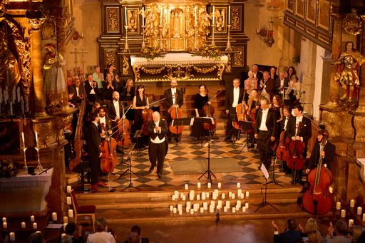 Vorschau Bild von Zuschauer und Kevin Conners mit Cellifamily während
des Benefizkonzerts KlangBlickMomente
