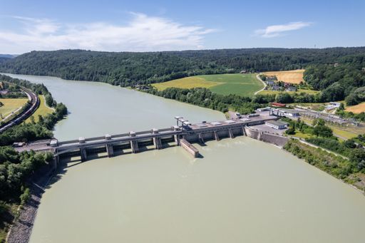 Das Wasserkraftwerk von VERBUND in Passau Ingling,
aus dem der WACKER-Standort Burghausen zukünftig Grünstrom bezieht