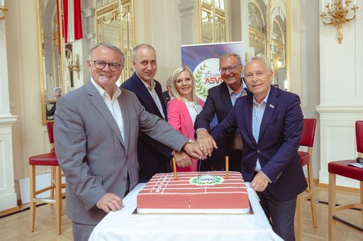  75 Jahre ASVÖ v.l.n.r.: Hans Niessl, Dieter Brosz,
Manuela Fally (GF ASVÖ Stmk.), Werner Beutelmeyer, Christian Purrer