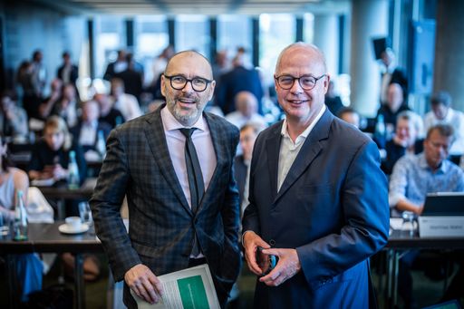 Peter Kropsch (CEO der dpa, li.) und Sven Gösmann (Chefredakteur
der dpa, re.) auf der 75. dpa-Gesellschafterversammlung in Hamburg.
/ Weiterer Text über ots und www.presseportal.de/nr/8218 / Die
Verwendung dieses Bildes für redaktionelle Zwecke ist unter
Beachtung aller mitgeteilten Nutzungsbedingungen zulässig und dann
auch honorarfrei. Veröffentlichung ausschließlich mit
Bildrechte-Hinweis.