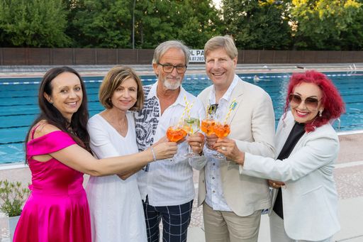  - v.l.: Vorstandsmitglied Martina Scheiber,
Vizepräsidentin Renate Danler, Josef Ebenbichler, Präsident Julian
Hadschieff und Vorstandsmitglied Charlotte Sengthaler