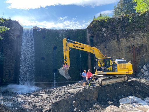  Wasserfassung an der Staumauer in Stampfanger des
Kleinwasserkraftwerkes der Bergbahnen Söll