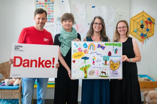  Nicole Schlautmann, Geschäftsführerin der Pfizer
Corporation Austria (2.v.r) mit dem Caritas-Team: Klaus Schwertner,
Caritasdirektor, Doris Anzengruber, Leiterin Sozialberatung Wien und
Beate Bauer, Teamleiterin Familienzentrum