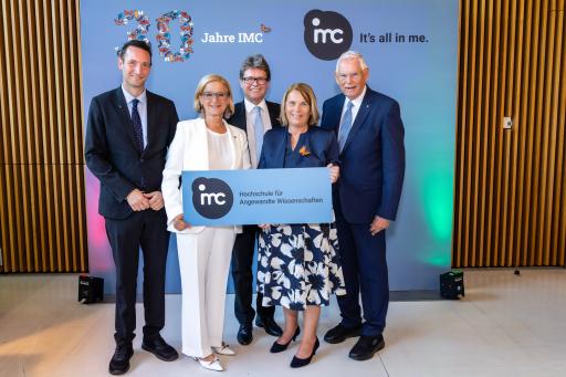 IMC-Geschäftsführer Udo Brändle, Landeshauptfrau
Johanna Mikl-Leitner, Bundesminister für Bildung, Wissenschaft und
Forschung Martin Polaschek, IMC-Geschäftsführerin Ulrike Prommer und
IMC-Firmengründer und -Aufsichtsratsvorsitzender Heinz Boyer
feierten das 30-jährige Jubiläum des IMC Krems.