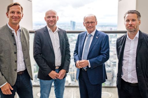 Vorschau Bild von Manfred Kainz und Hermann Harg jun.("Gsundes
Land"-Geschäftsführer), Othmar Karas (Erster Vizepräsident des
Europäischen Parlaments), Michael Kien (Green
Encoded-Geschäftsführer), v.l.n.r.