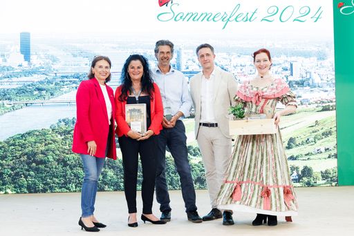  Ehrten die erste Preisträgerin der "Goldenen Sisi",
Gabriele Springsits (2.v.l.): Tourismus-Staatssekretärin Susanne
Kraus-Winkler (l.), Reisebüro-Obmann Gregor Kadanka (Mitte) und
Tourismus-Spartenobmann Markus Grießler (2.v.r.).