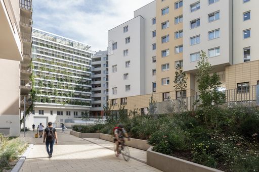 Vorschau Bild von Alle Wege wurden mit wasserdurchlässigen
Betonflächen errichtet. Außerdem reflektieren die hellen Flächen,
Wege und Plätze aus Beton die Sonnenstrahlen stärker zurück
(Albedo-Effekt) und mindern dadurch den Treibhauseffekt.