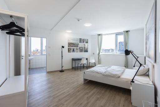 Vorschau Bild von Jedes Stockwerk bietet umfangreiche
Gemeinschaftsräume und -flächen, inklusive Gästewohnung, Heimkino,
Klettergarten, Jugendspielräume und Bibliothek, die das
Zusammenleben bereichern