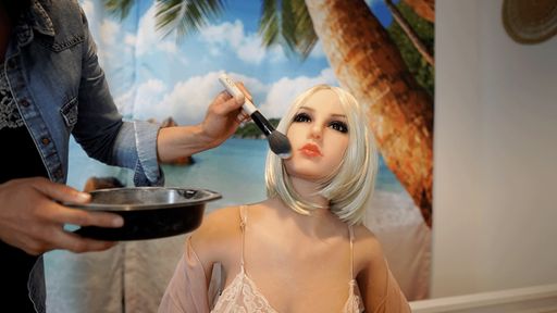 Vorschau Bild von Silke Mairinger beim Vorbereiten einer Puppe