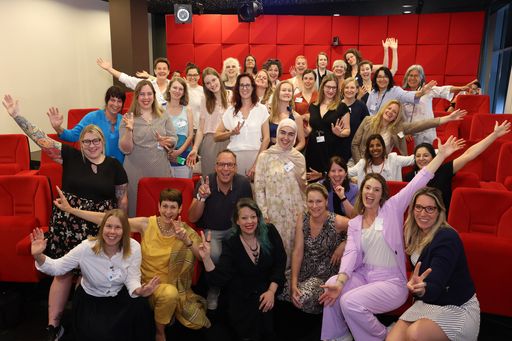  ein Teil der 75 Absolventinnen des #thenewITgirls
Boost Camp (em) powered by Skills Campus v.l.n.r. Cornelia
Krautstingl, Jacqueline Berger, Martina Ernst, Berndt Hamböck.
Kristina Maria Brandstetter, Petronela Altrichter, Astrid Wieland,
Laura Casanova, Hermann Pavelka, Sindre Wimberger und Julia Katovsky
feierten mit einem Teil der Absolventinnen vor Ort bei Microsoft.