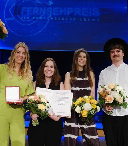 Vorschau Bild von v.l.n.r.: Juliane Ahrer - Moderatorin &
Sendungsverantwortliche, Sheila Poor- Aufnahmeleitung und
Koordination, Monika Jungwirth - Kamera & Regie, Schnitt, Raphael
Mikl - Kamera & Schnitt
