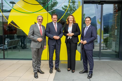  Generalanwalt Erwin Hameseder und
ÖRV-Generalsekretär Johannes Rehulka mit BM Norbert Totschnig und
BVR-Präsidentin Marija Kolak beim Österreichischen Raiffeisentag
2024 in Alpbach