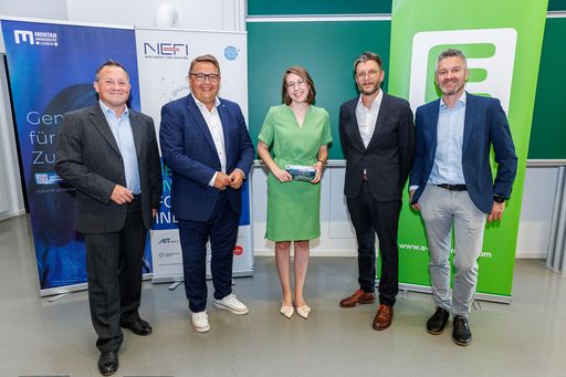  © Energie Steiermark: (v.l.n.r.) Manfred Burdis
(Kommunalkredit Austria AG), Martin Graf (Energie Steiermark AG),
Karoline Moser (Moderation), Thomas Kienberger (Montanuniversität
Leoben) und Karlheinz Rink (IV Steiermark) haben die Ergebnisse des
Masterplans grüne Energie 2040 im Rahmen des 8.
Energiewirtschaftlichen Kolloquium diskutiert.