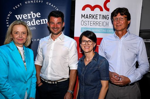 Verleihung des Rookie-Award 2024: Der
Jahrgangsbeste des Diplom-Lehrgangs Marketing Management der Werbe
Akademie überzeugte mit seinem sehr gut ausgearbeiteten
Marketingplan. v.l.: Katharina Stummer (Werbe Akademie), Jochen
Kaiblinger (Preisträger), Regina Loster (MCÖ), Harald Rametsteiner
(Kursleiter Werbe Akademie)