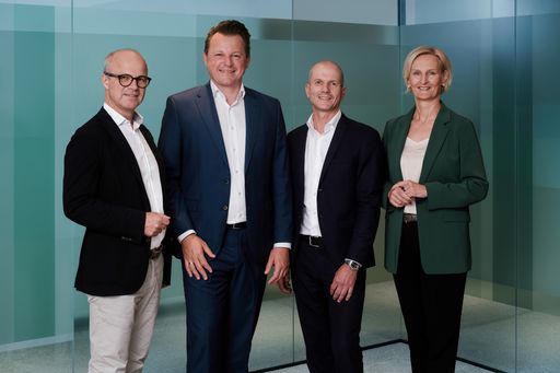 Vorschau Bild von Bild 2: Markus Mair, stellvertretender
Aufsichtsratsvorsitzender, Georg Doppelhofer, Andreas Eisendle und
RegionalMedien Austria Aufsichtsratsvorsitzende Silvia Lieb
(v.l.n.r.)