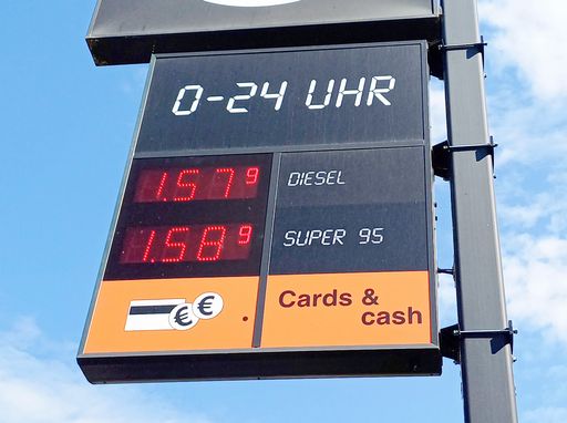 Spritpreise bei einer Tankstelle an der B 16