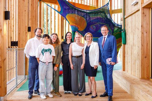 Von links nach rechts: Michael Salvi (Generalplaner, Schenker
Salvi Weber Architekten), Arin Berk (Mitgestalter der
Kunstideenwerkstatt), Mona Jas (Künstlerische Leiterin
KinderKunstLabor), Andrea Mayer (Kunst- und Kulturstaatssekretärin),
Emilia Bosch (Mitgestalterin der Kunstideenwerkstatt), Johanna
Mikl-Leitner (Landeshauptfrau NÖ), Matthias Stadler (Bürgermeister
der Stadt St. Pölten).