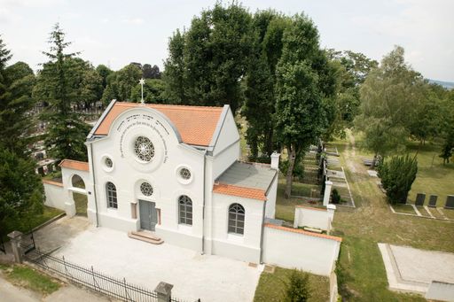 Jüdischer Friedhof St. Pölten - Vogelperspektive
auf Zeremonienhalle und Friedhof