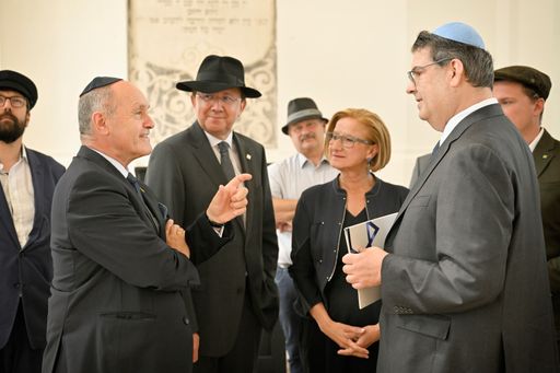 Vorschau Bild von Von links: Nationalratspräsident Wolfgang Sobotka
(ÖVP), Bürgermeister Matthias Stadler (SPÖ), Landeshauptfrau Johanna
Mikl-Leitner (ÖVP), Präsident der Israelitischen Kultusgemeinde
Oskar Deutsch