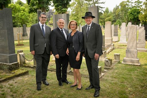 Vorschau Bild von Von links: Präsident der Israelitischen
Kultusgemeinde Oskar Deutsch, Nationalratspräsident Wolfgang Sobotka
(ÖVP), Landeshauptfrau Johanna Mikl-Leitner (ÖVP), Bürgermeister
Matthias Stadler (SPÖ).
