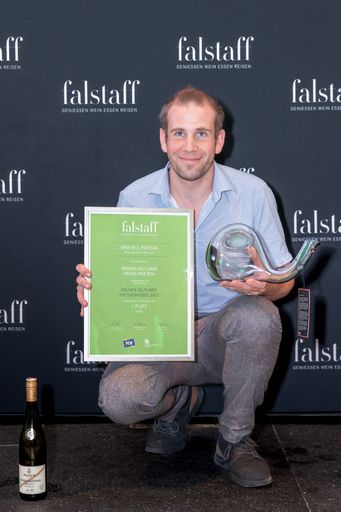 Vorschau Bild von Stefan Pratsch mit Auszeichnung/Urkunde:
Falstaff-Sieger