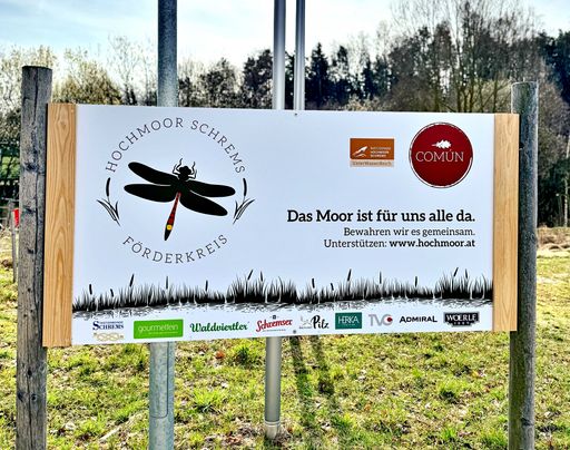 Eine große Tafel des "Förderkreis" begrüßt alle
Besucher*innen des UnterWasserReich in Schrems