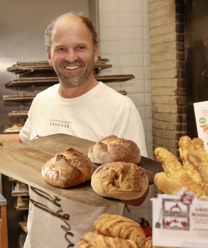 Vorschau Bild von Helmut Gragger mit den neuen Brot-Zwergen ©
Katharina Schiffl