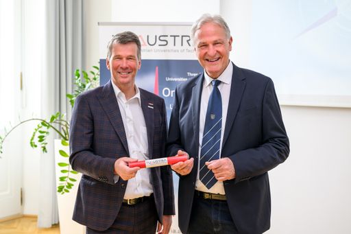  Rektor Horst Bischof (li.) übergab die Staffel an
Rektor Peter Moser
