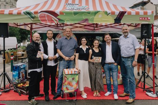 v.l.n.r.: Wilfried Stöger (Ausschuss-Mitglied LG Markt-, Straßen-
und Wanderhandel), Omar Lashin (Obmann-Stellvertreter LG Markt-,
Straßen- und Wanderhandel), Markus Hanzl (Obmann LG Markt-, Straßen-
und Wanderhandel), Senay Keskin (Obmann-Stellvertreterin LG Markt-,
Straßen- und Wanderhandel), Jenny Posch (Moderatorin), Sandro Beer
(FSG-Landesgeschäftsführer), Alexander Hengl (Pressesprecher MA-59)