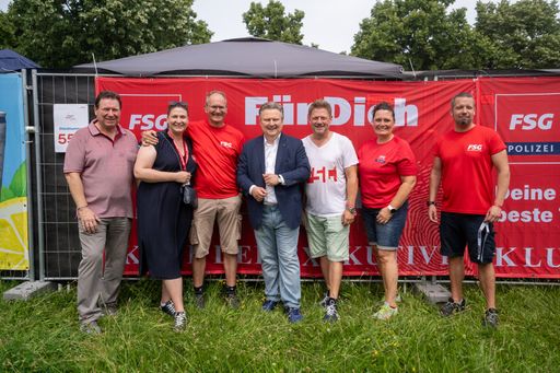 Vorschau Bild von Gruppenfoto vor dem Versorgungszelt