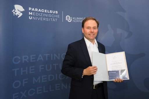 Zum dritten Mal in Folge wurde a.o. Univ.-Prof. Dr.
Michael Lichtenauer von der Universitätsklinik für Innere Medizin II
des Uniklinikums Salzburg von der PMU zum "Researcher of the Year"
ausgezeichnet