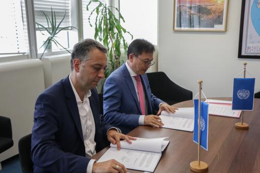  Ciyong Zou, stellvertretender Generaldirektor und
Managing Director der UNIDO, und Sebastian Schlund, Geschäftsführer
der Fraunhofer Austria Research GmbH, bei der Unterzeichnung des
Memorandum of Understanding.