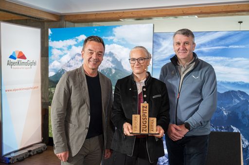 Die Vertreter:innen des
AlpenKlimaGipfel-Advisory-Boards Ralf Roth (Leiter des Instituts für
Outdoor Sport und Umweltforschung der Deutschen Sporthochschule Köln
und des Int. Expertenforum Klima.Schnee.Sport – D-A-CH) und PD Mag.
Mag. Dr. Andrea Fischer (Glaziologin, Wissenschaftlerin des Jahres
2023) mit dem Obmann der Gastgeberregion Tiroler Zugspitz Arena Theo
Zoller (re.).