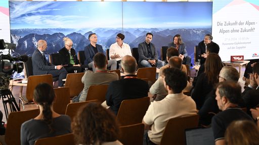 Vorschau Bild von v.l.: Moderator Sebastian Possert (ORF Tirol),
Andrea Fischer (Glaziologin, Akademie der Wissenschaften), Marc
Olefs (Leiter d. Abteilung Klimaforschung bei GeoSphere Austria),
Gudrun Mühlbacher (Deutscher Wetterdienst & Leiterin des Regionalen
Klimabüros München), Sven Kotlarski (Bundesamt f. Meteorologie &
Klimatologie MeteoSchweiz), Norbert Span (Meteorologe, Geophysiker,
Gletscherforscher) und Ralf Sussmann (Umweltforschungsstation
Schneefernerhaus)
