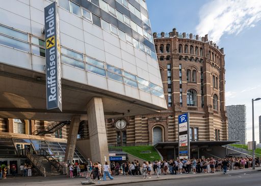  Mehr als 100 Konzerte finden jedes Jahr in der
Raiffeisen Halle im Gasometer statt.