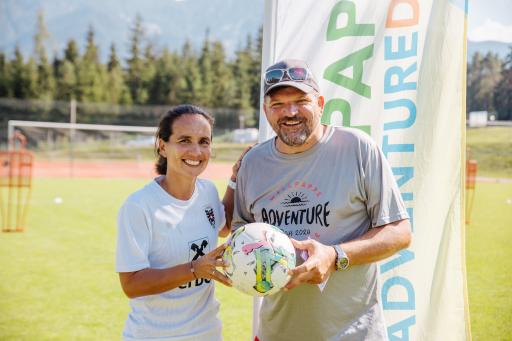 Vorschau Bild von Irene Fuhrmann (ÖFB Frauen Team-Chefin) und Stephan
Kaar (Sprecher Forum Wellpappe Austria)