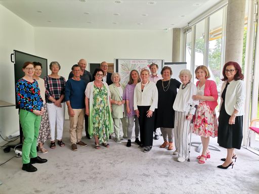  Am Foto von links nach rechts: Projektleiterin
Katrin Reiter, MA, Anita Moser (Salzburger Bildungswerk), die
Teilnehmenden Elisabeth Bourg, Peter Schwaiger, Gottfried Fürthner,
Ida Grobbauer, Erich Bernsteiner, Thamara Parzer, Monika
Kaltenegger, Moderatorin Sabine Kroy, Univ. Prof. Dr. Franz Kolland,
Dr.in Danielle Bidasio, Teilnehmerin Eleonore Kissler, die
Ehrengäste Bundesrätin Dr.in Andrea Eder-Gitschthaler, Stadträtin
KRin Hannelore Schmidt