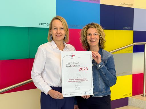 Petra Fritscher, Leitung People & Culture HYPO NOE,
und Projektverantwortliche Audit „berufundfamilie“ Alexandra
Wiedemann freuen sich über die erneute Auszeichnung als
familienfreundliches Unternehmen.