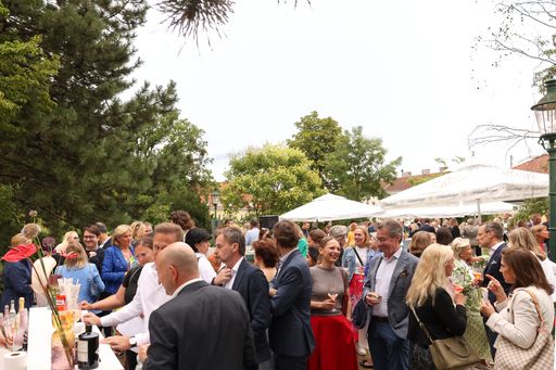 Vorschau Bild von Geselliges Beisammensein beim Leitbetriebe Austria
Sommerfest mit rund 250 Gästen aus der österreichischen Wirtschaft
und Medienlandschaft.