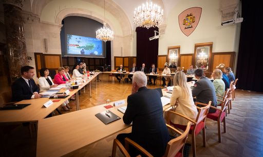 Vorschau Bild von D-A-CH Treffen 2024 mit Bundesministerin für
Landesverteidigung, Klaudia Tanner, Bundespräsidentin Viola Amherd,
Chefin des Eidgenössischen Departementes für Verteidigung,
Bevölkerungsschutz und Sport und Thomas Hitschler, Parlamentarischer
Staatssekretär bei dem Bundesminister der Verteidigung der
Bundesrepublik Deutschland von 02. bis 03.07.2024 in Reichenau an
der Rax...Foto: BMLV/Carina KARLOVITS.