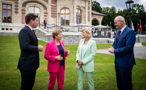 Vorschau Bild von D-A-CH Treffen 2024 mit Bundesministerin für
Landesverteidigung, Klaudia Tanner, Bundespräsidentin Viola Amherd,
Chefin des Eidgenössischen Departementes für Verteidigung,
Bevölkerungsschutz und Sport und Thomas Hitschler, Parlamentarischer
Staatssekretär bei dem Bundesminister der Verteidigung der
Bundesrepublik Deutschland von 02. bis 03.07.2024 in Reichenau an
der Rax...Foto: BMLV/Carina KARLOVITS.