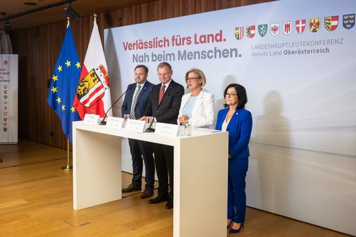 Der neue Bundesratspräsident Franz Ebner, OÖ
Landeshauptmann Thomas Stelzer, NÖ Landeshauptfrau Johanna
Mikl-Leitner und die scheidende Bundesratspräsidentin Margit Göll.