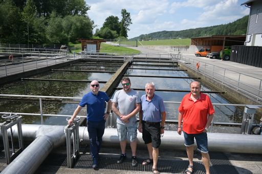 Vorschau Bild von RHV-GFMarcus Kaser, Klärfacharbeiter Fabian
Witzmann, RHV-Obmann Karl Ehwallner und Betriebsleiter Josef
Deschberger bestätigen die erfolgreiche Umsetzung des
VTA-Optimierungsplans sowie die kontinuierliche Zusammenarbeit mit
den VTA-Technikern. Dies gewährleistet einen reibungslosen und
umweltschonenden Abfluss der Abwässer, die nach dem Festival in die
Umwelt gelangen.