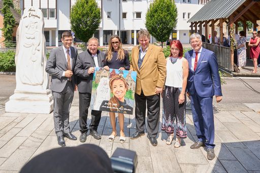  Überreichung Gastgeschenk Bild von Porträtmalerin
Susanne Klammer mit Anna Grant, LH Dr. Peter Kaiser, LH-Stv. Martin
Gruber, Bgm. Andreas Grabuschnig, Ilmar Tessmann und Statue Anna
Eberstein