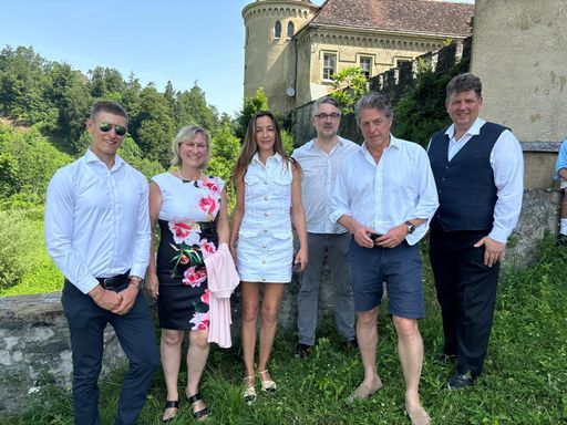 Vorschau Bild von Bild Anna und Hugh Grant mit Sabine Franke, Niklas
Ilmar Franke und Ilmar Tessmann, Noe Tessmann - die Familie Tessmann
hat die Idee zum Projekt gehabt, das Bild entstand kurz vor der
Veranstaltung vor dem Schloß Eberstein