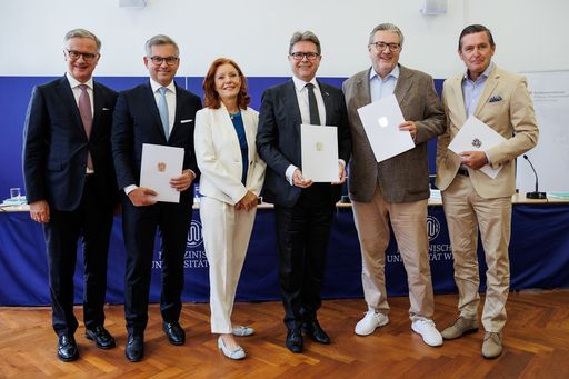 https://www.apa-fotoservice.at/galerie/37703 BILD zu OTS -
Wissenschafts- und Forschungsminister Martin Polaschek und
Finanzminister Magnus Brunner unterzeichnen gemeinsam mit den Wiener
Stadträten Peter Hacker und Peter Hanke die
Zielsteuerungsvereinbarung 2025 bis 2033 zwischen der Republik
Österreich und der Stadt Wien.